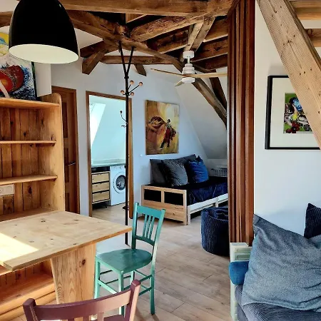 Comme Des Oiseaux Perches, For 2-3 Guests With Patio *