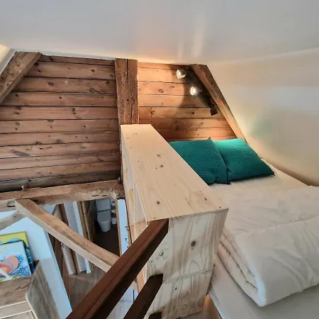 Comme Des Oiseaux Perches, For 2-3 Guests With Patio