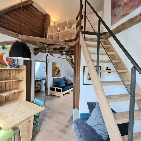 Comme Des Oiseaux Perches, For 2-3 Guests With Patio Apartment
